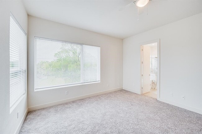 Building Photo - 2102 Live Oak St