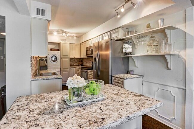 Building Photo - 351 N Post Oak Ln