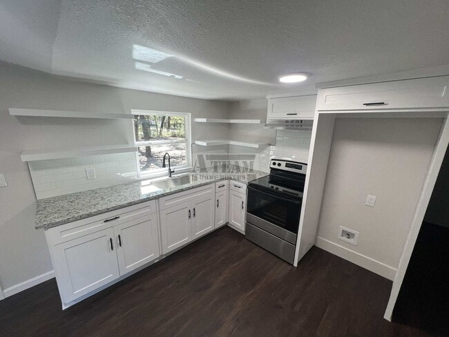Building Photo - Beautiful Remodeled 3 Bed 1.5 Bath