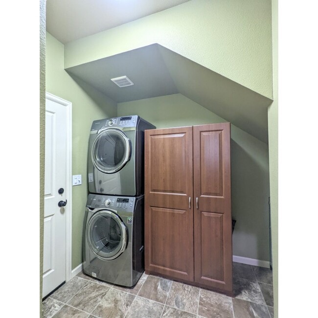 Building Photo - 730 SW 207th Pl