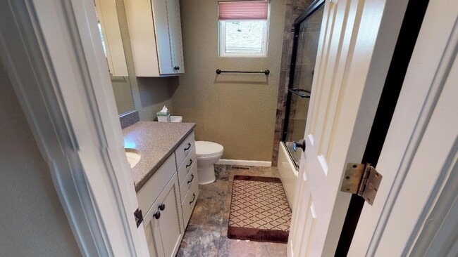 Building Photo - Beautiful sunny home