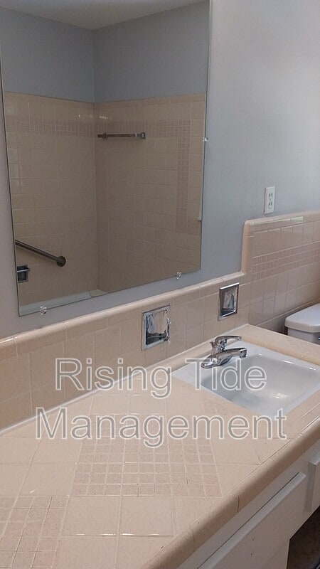 Building Photo - 825 Sherwood Forest Dr