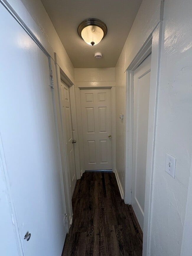 Building Photo - Cozy Hanford Home Available Now!