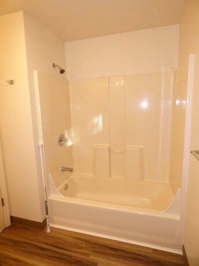 Building Photo - Rent Special: 1/2 Off March's Rent - Ground Level 2 Bed 1 Bath W/ Air Conditioning