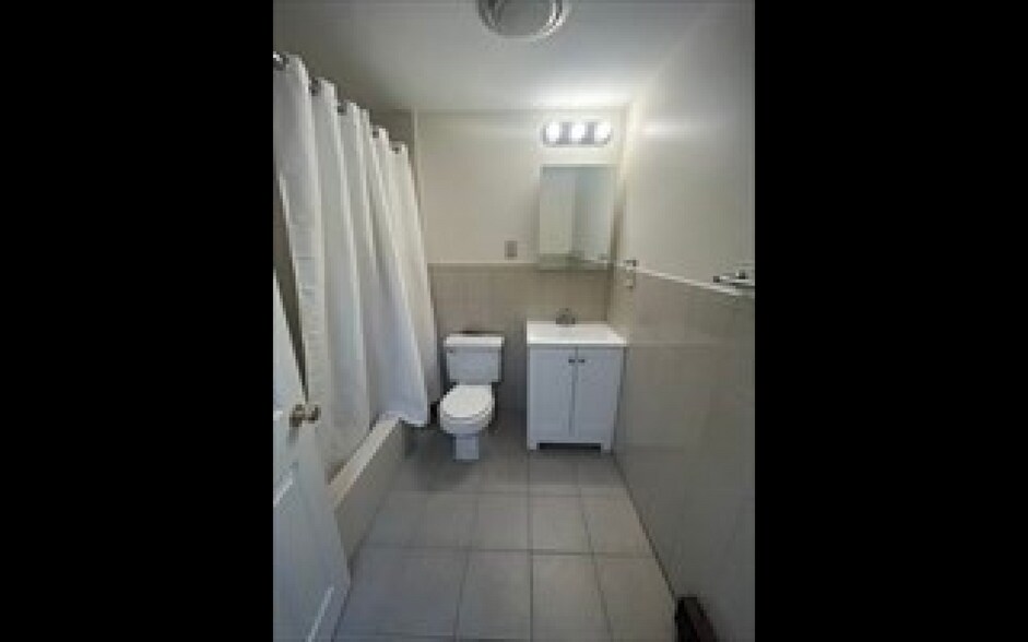 Building Photo - 52 Lynde St
