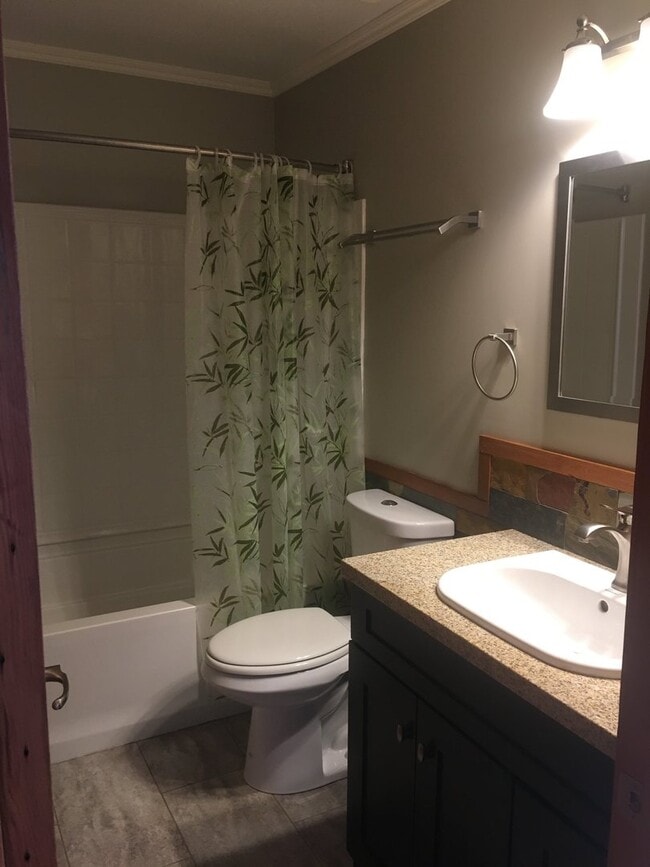 Building Photo - Valencia - Upgraded 3 bedroom, 1.5 bath condo near golf course