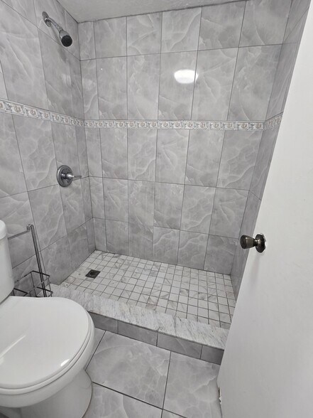 Building Photo - 1305 W 53rd St