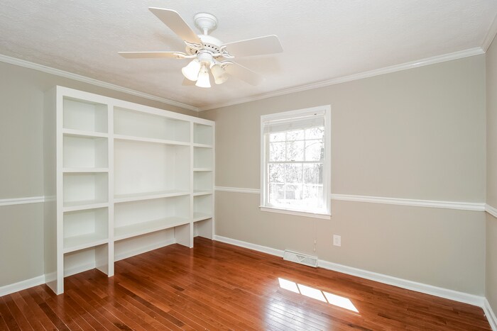 Building Photo - 302 Ridgedale Dr SE