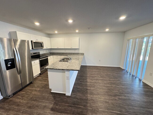 Building Photo - BEAUTIFUL, 4 bedroom, 2 bathroom Home in Poinciana!! Cable & Internet Included with Rent!!