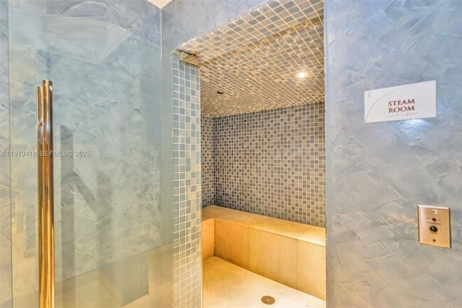 Building Photo - 16001 Collins Ave