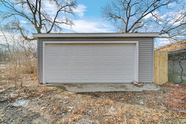 Building Photo - SCHEDULE YOUR APPOINTMENT TODAY & COME SEE...