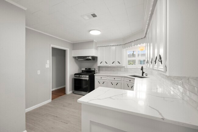 Building Photo - 6438 Pinehurst Dr