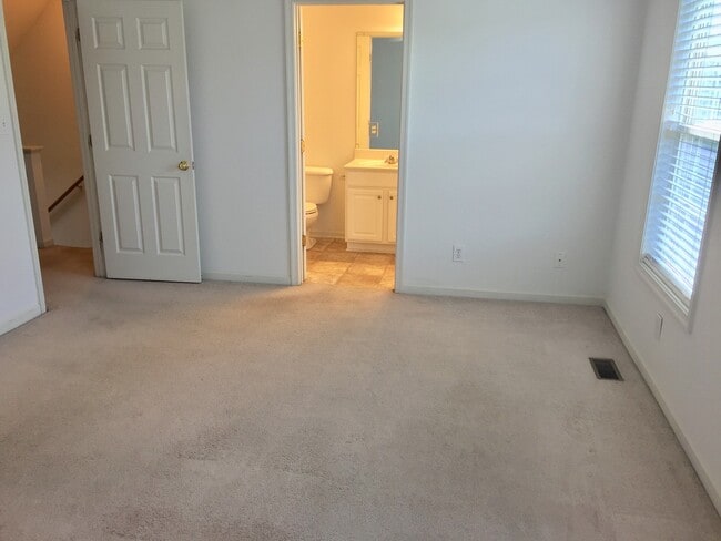 Building Photo - 4 Bedroom 3.5 Bath end unit- Available Aug...