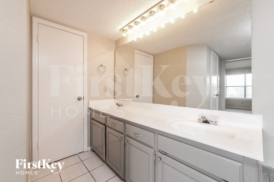 Building Photo - 1008 Sennybridge Dr