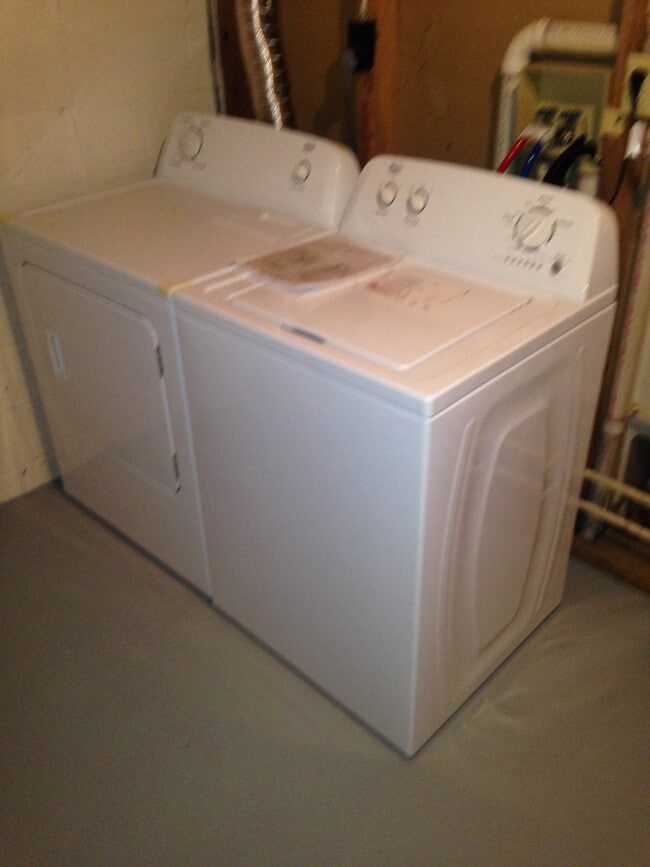 Building Photo - 3 BEDROOM REMODELED UNIT!