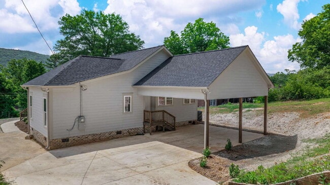 Building Photo - "Brand New 3-Bed, 3-Bath Retreat with Modern LVP Flooring in the Heart of Fort Payne!"