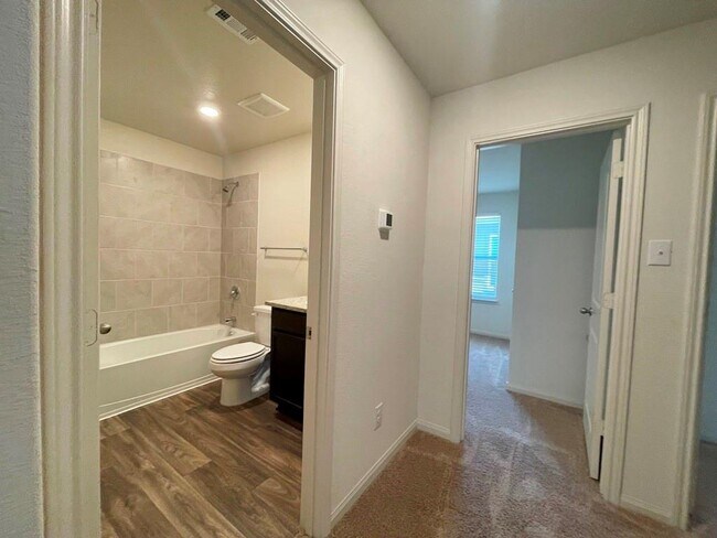Building Photo - 305 Cres Park Dr