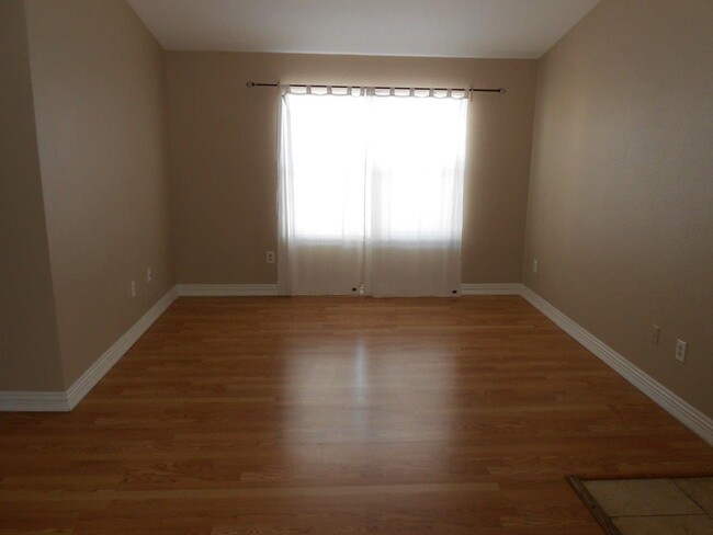 Building Photo - Spacious 2nd Floor Condo in Gated Communit...