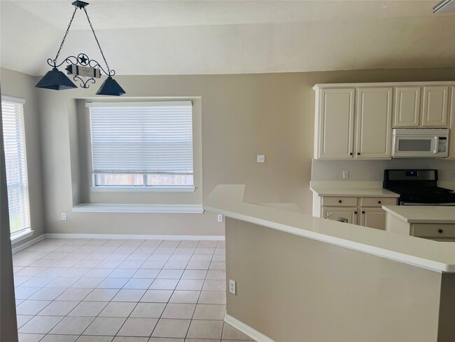 Building Photo - 4722 Silverlake Dr