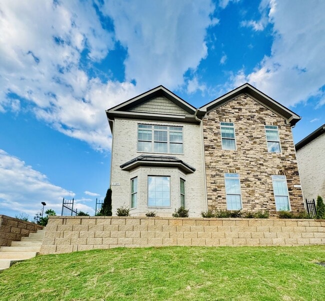 Building Photo - 3B/3.5B Townhome Available Fall 2026!