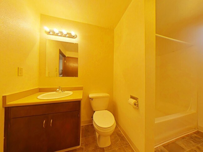 Building Photo - Duplex ~ Close to 9th Street ~ Pet Friendly