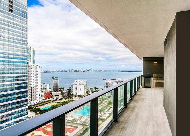 Balcony with Barbecue - 1451 Brickell Ave