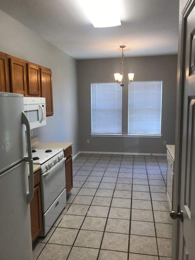 Building Photo - Wonderful 3 bedroom 2 bath Duplex
