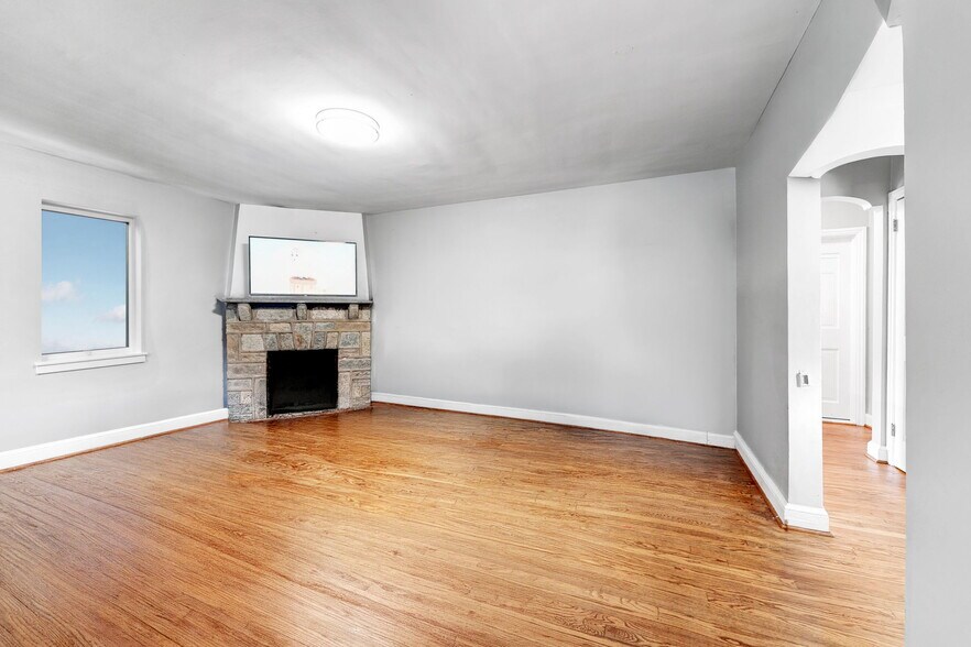 Building Photo - 715 N George Mason Dr