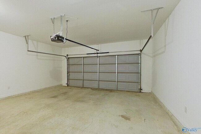 Building Photo - 204 White Oak Cir