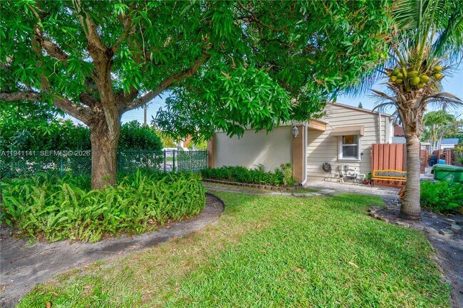 Building Photo - 800 NE 6th St