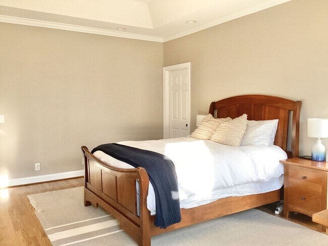 Building Photo - 4 Bed/3 Bath Spacious Home! Extra 2 Car Ga...