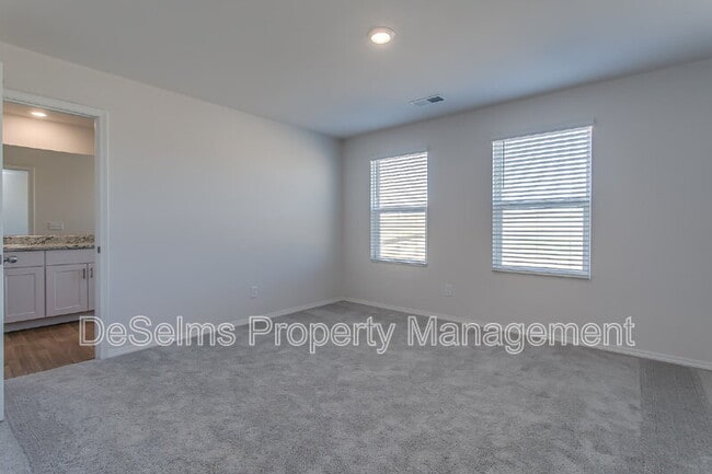 Building Photo - 2206 Yearling Dr