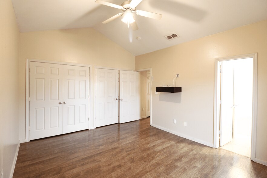 Building Photo - 2445 Monarch Dr