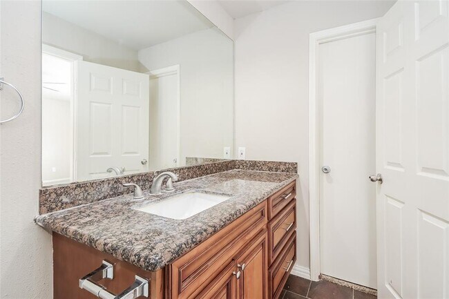 Building Photo - 14003 Apple Dr