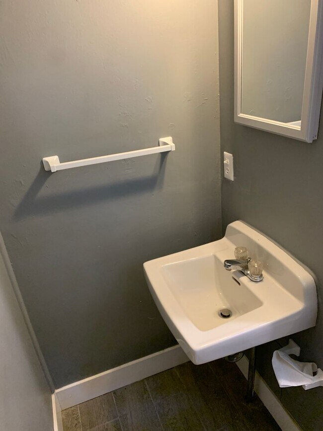 Building Photo - Charming 3-Bedroom Apartment in Midtown Ki...