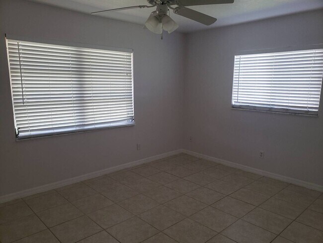 Building Photo - 2/2/1 Single Family Home Available NOW!