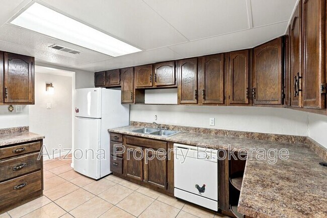 Building Photo - 3302 W Solano Dr S