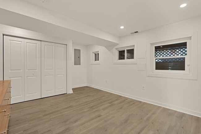 Building Photo - Bright and Spacious Terrace Level 2br in Mt. Pleasant!