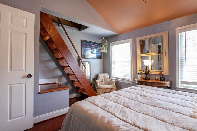 Building Photo - 730 6th St NE