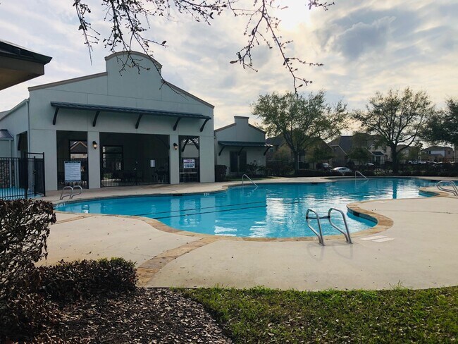 Building Photo - 8227 Clover Leaf Dr