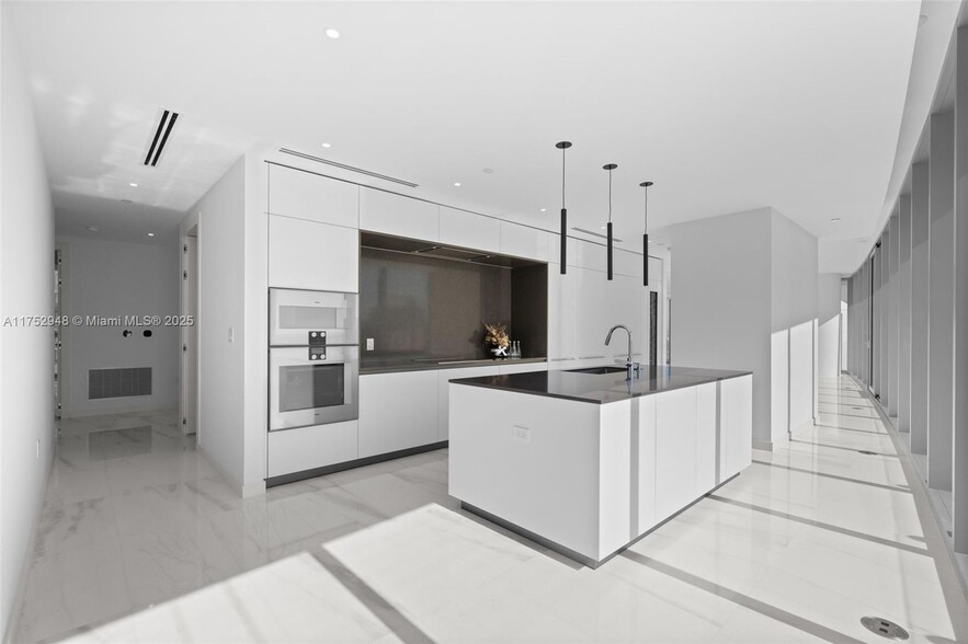 Building Photo - 300 Biscayne Boulevard Way