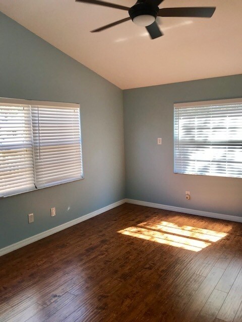 Building Photo - GREAT 3/2/1 SINGLE FAMILY HOME MINUTES TO ...