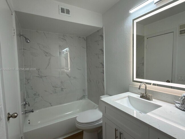 Building Photo - 12840 Vista Isles Dr