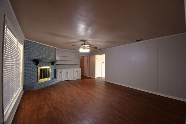 Building Photo - 3202 Autumn Leaves Dr