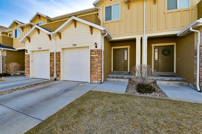 Building Photo - 3201 W Desert Lily Dr