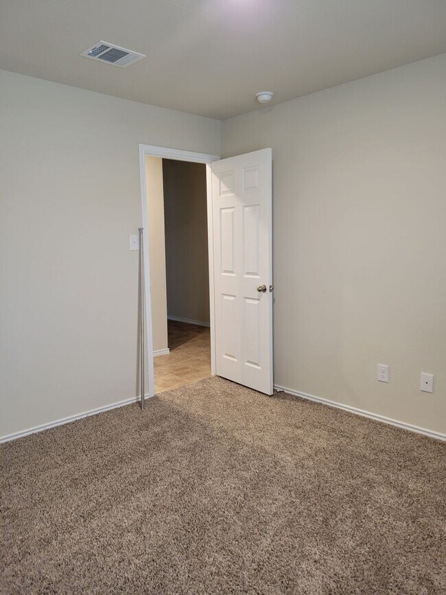 Building Photo - BEAUTIFUL YOWELL RANCH HOME!