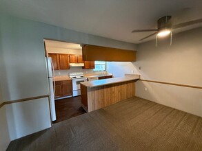 Building Photo - * MOVE IN SPECIAL * 1/2 OFF 2ND MONTH'S RENT!! Spacious 876 SF Unit - 2 bd / 1 ba near UF - Brand...