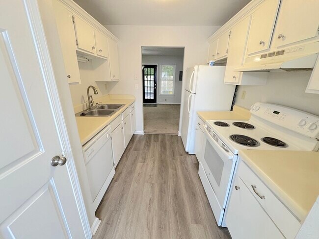 Building Photo - Come visit this cute 3 bedroom 1.5 bath in Chesapeake