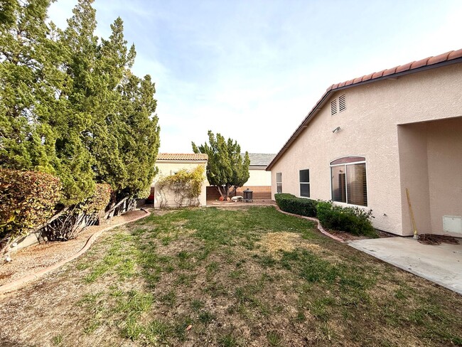 Building Photo - Charming 3 bedroom 2 bathroom home with So...