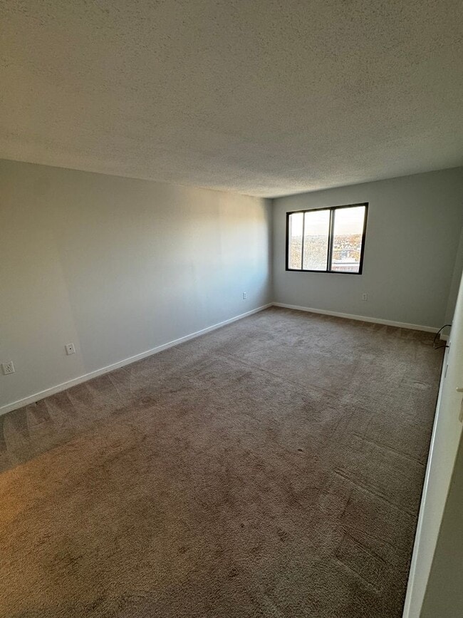 Building Photo - Bright & Spacious Condo in North Medford